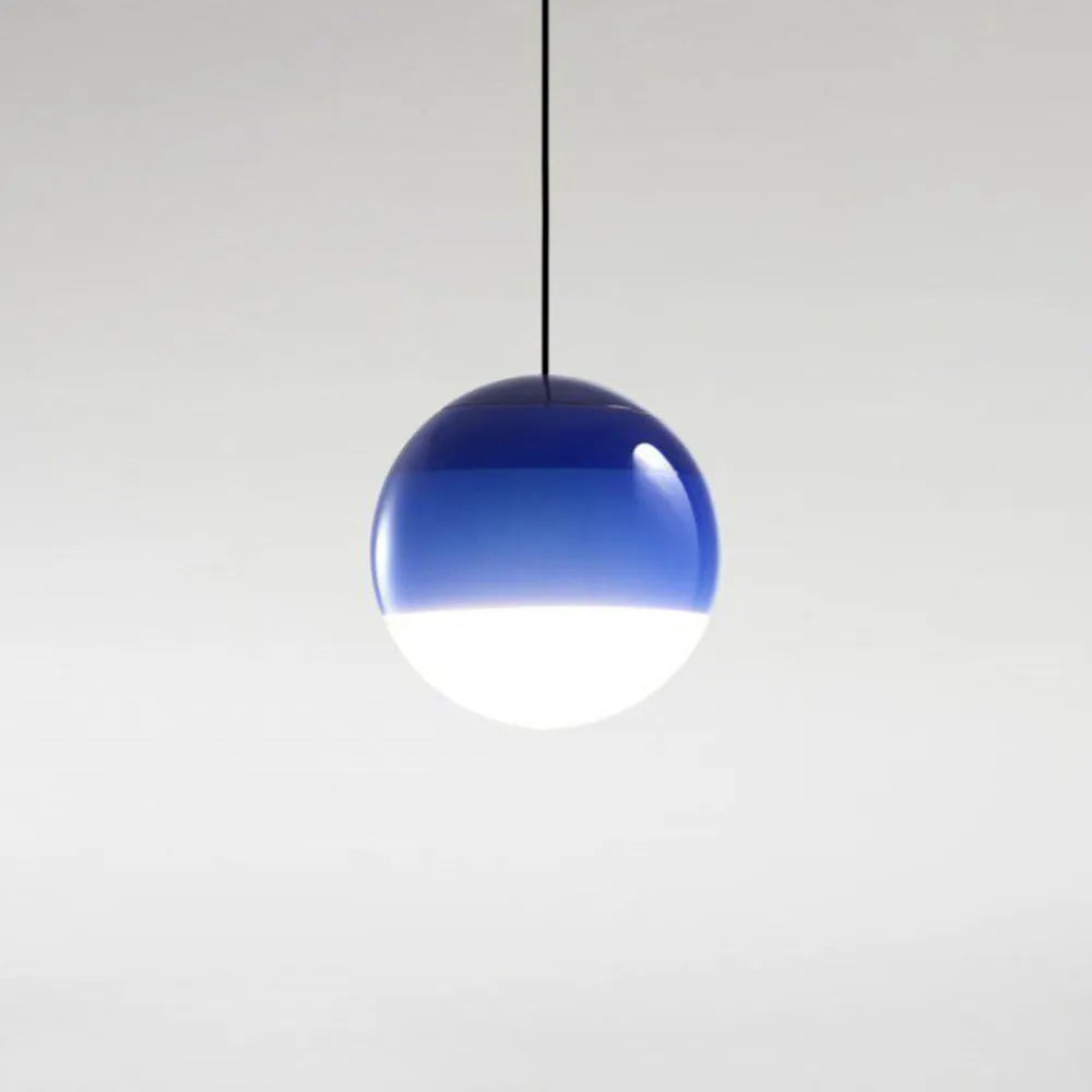 Pendelleuchte mit farbigem Glaskugel-Design