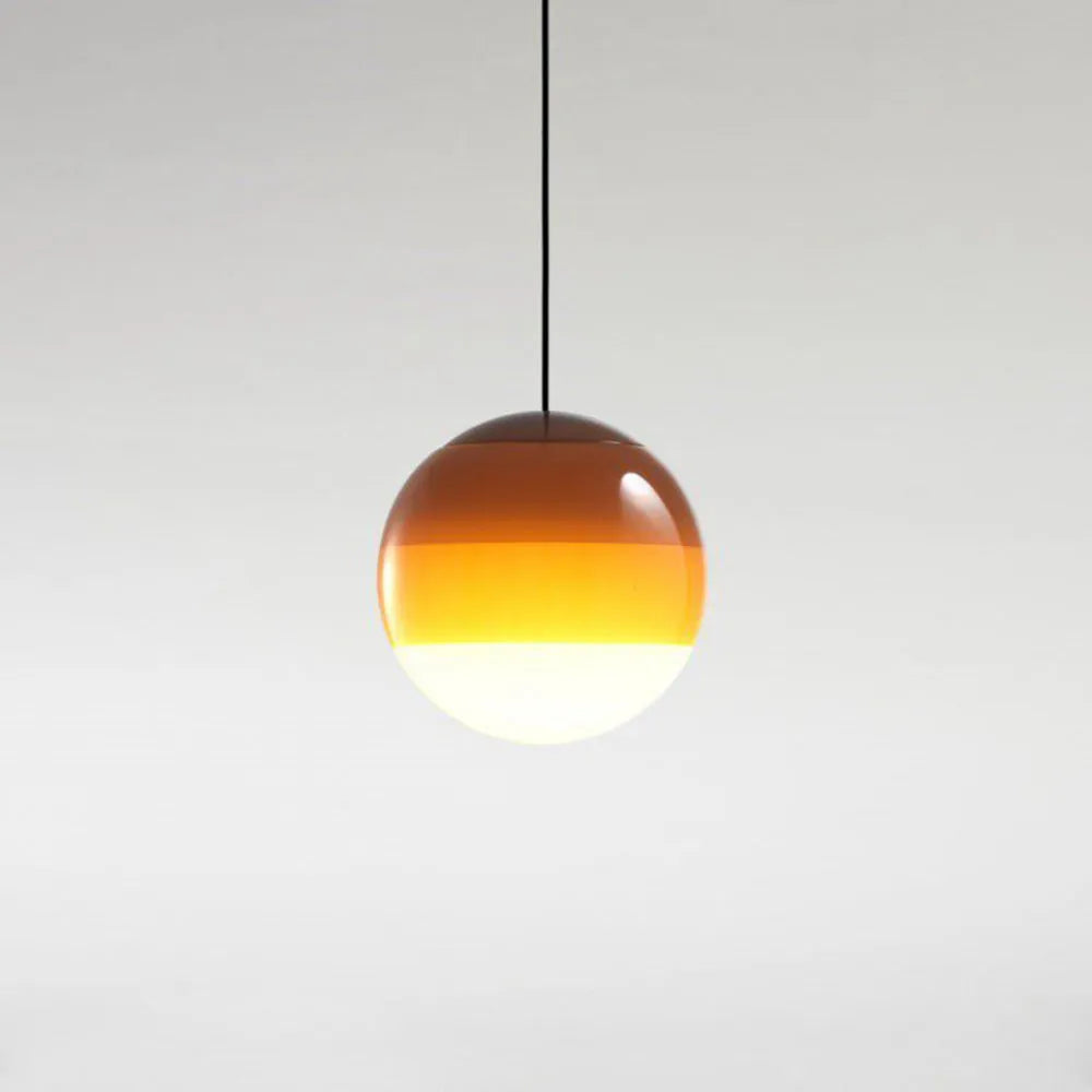 Pendelleuchte mit farbigem Glaskugel-Design