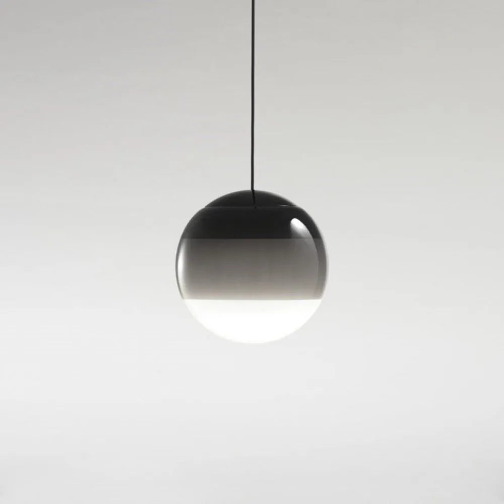 Pendelleuchte mit farbigem Glaskugel-Design