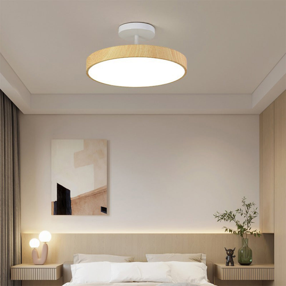Lampa sufitowa z drewnem i półplafonem LED