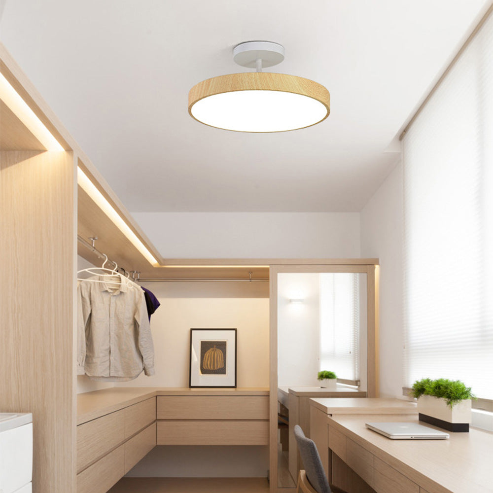 Lampa sufitowa z drewnem i półplafonem LED