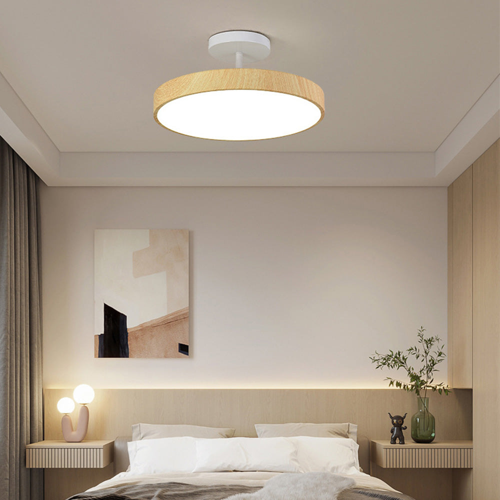 Lampa sufitowa z drewnem i półplafonem LED
