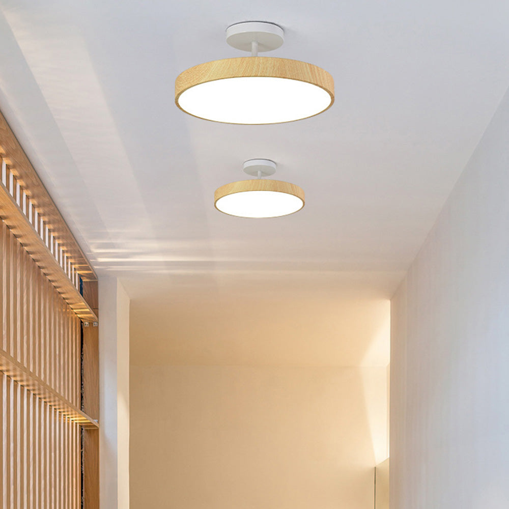 Lampa sufitowa z drewnem i półplafonem LED