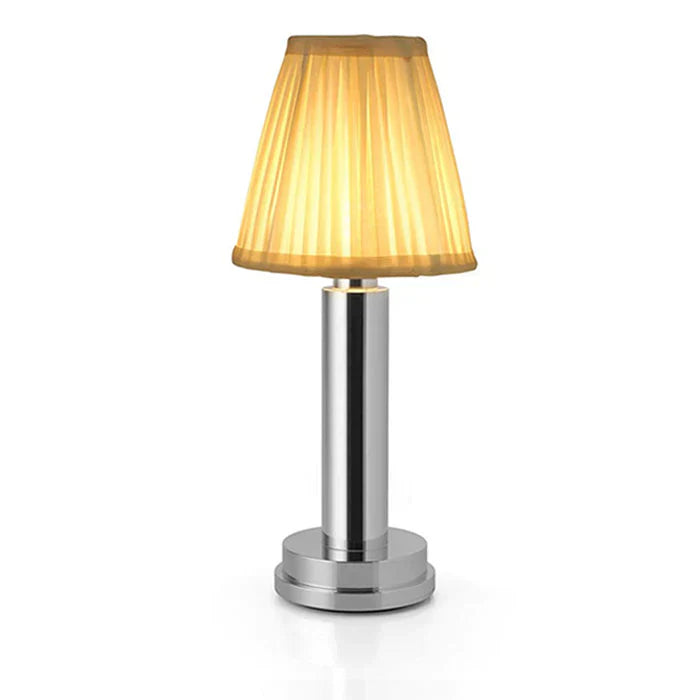 Lámpara de mesa con base dorada y pantalla de tela