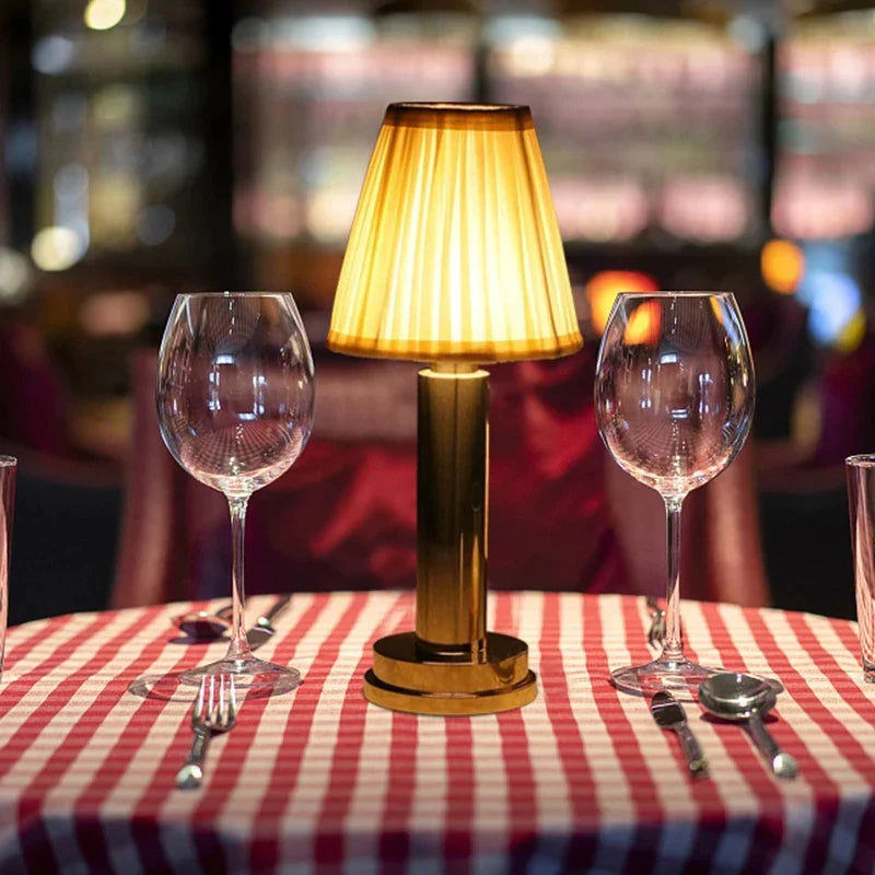 Lámpara de mesa con base dorada y pantalla de tela