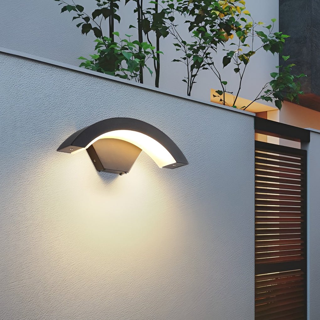 Zewnętrzna lampa ścienna z zakrzywionym wzorem LED