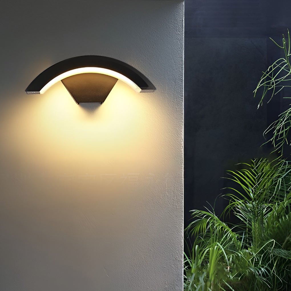 Zewnętrzna lampa ścienna z zakrzywionym wzorem LED