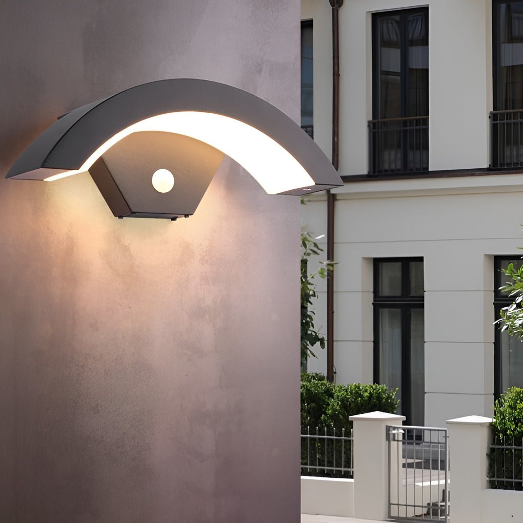 Zewnętrzna lampa ścienna z zakrzywionym wzorem LED