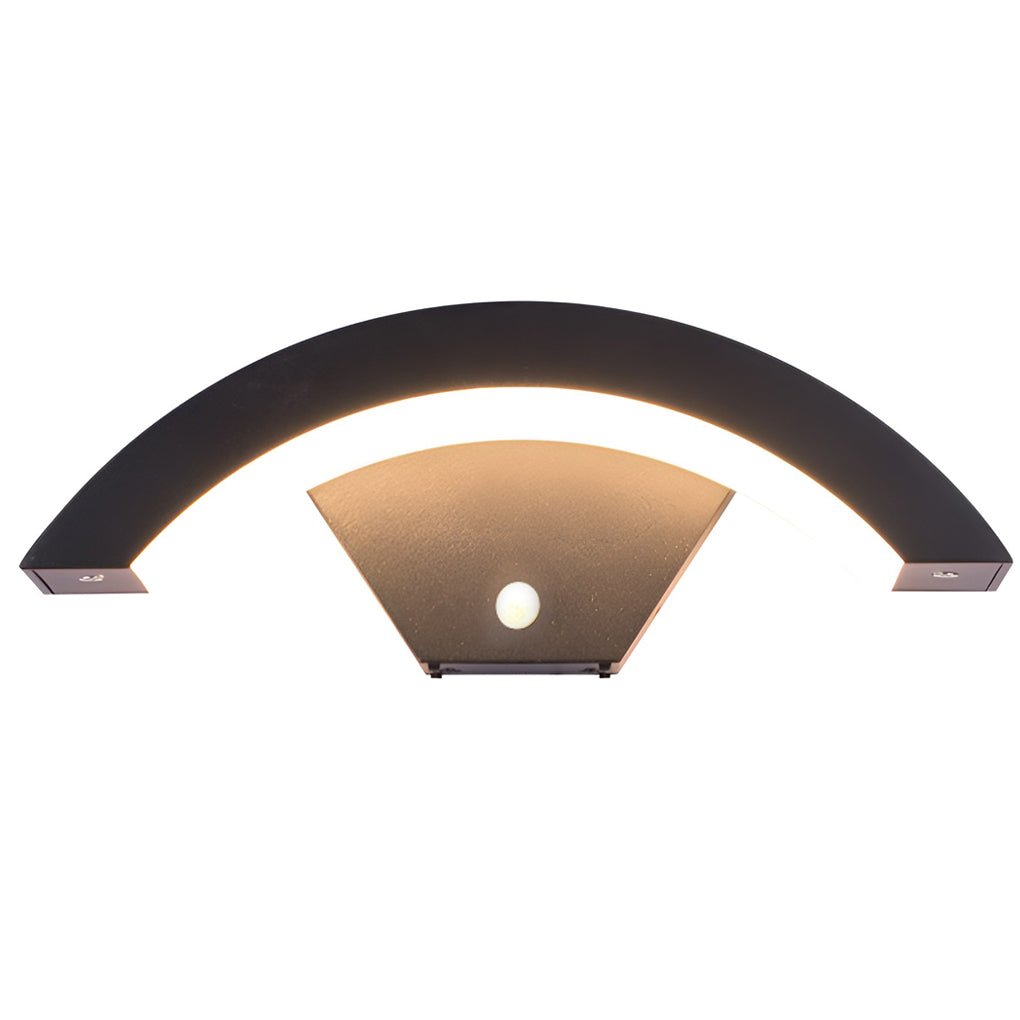 Zewnętrzna lampa ścienna z zakrzywionym wzorem LED