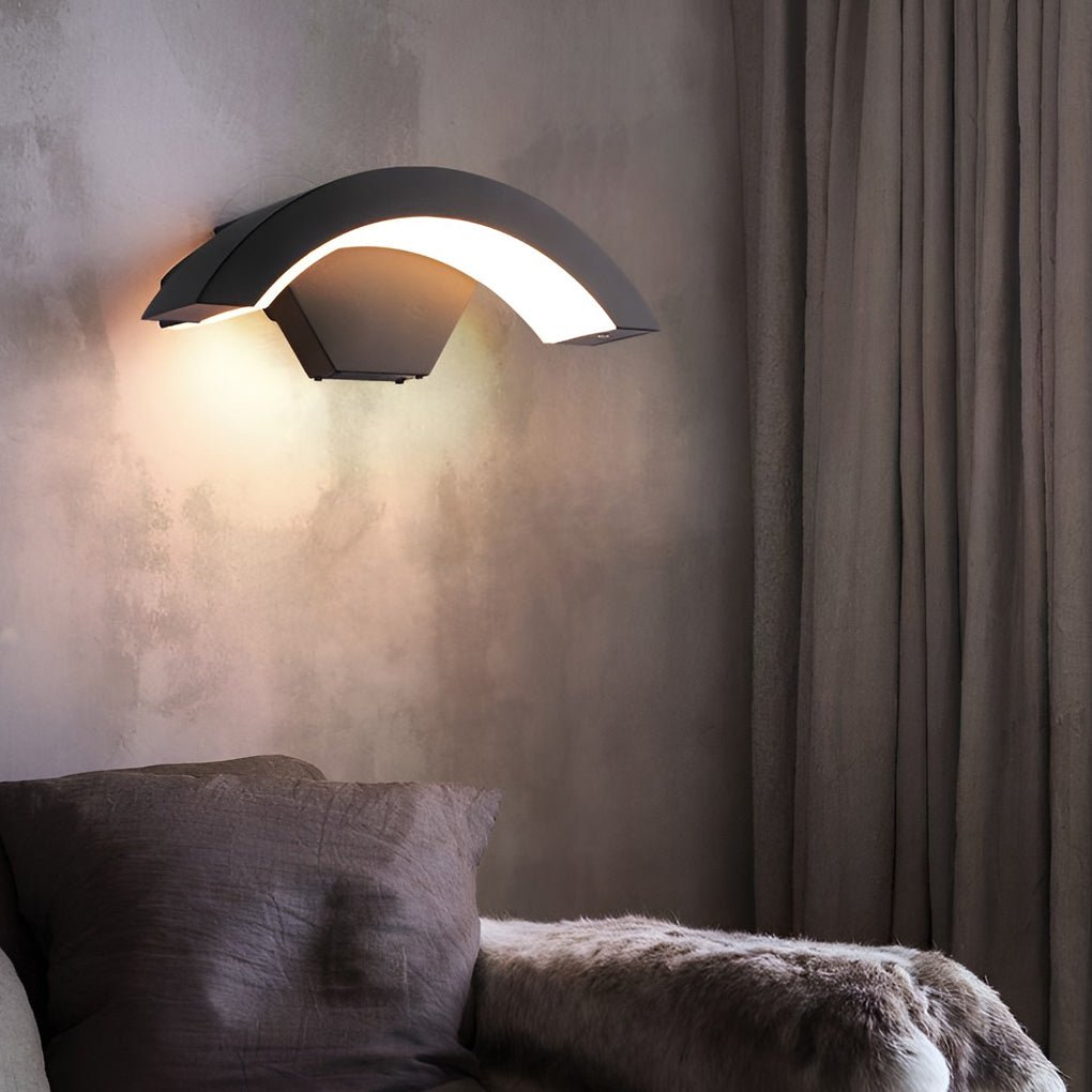 Zewnętrzna lampa ścienna z zakrzywionym wzorem LED