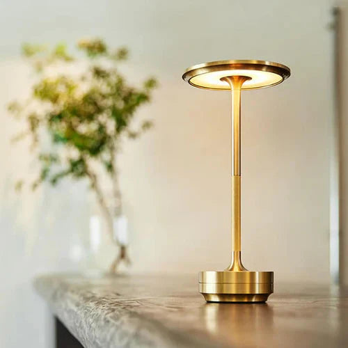 Lámpara de mesa de metal dorado con luz LED inalámbrica