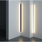 Nowoczesny czarny LED-owy kinkiet ścienny w formie listwy