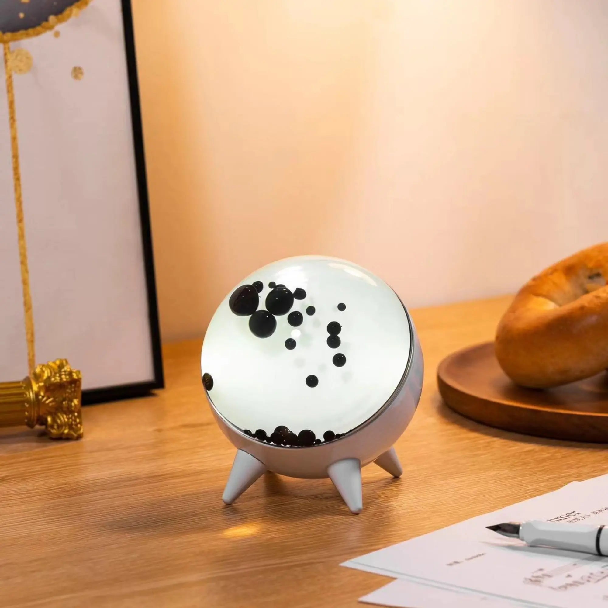 Nowoczesna lampa z wyświetlaczem ferrofluidu Bluetooth