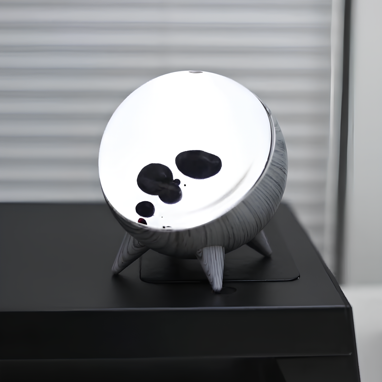 Nowoczesna lampa z wyświetlaczem ferrofluidu Bluetooth