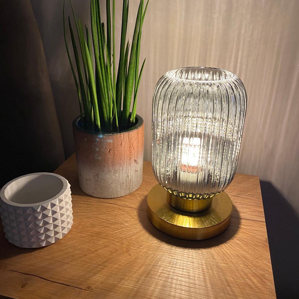 elegant-nordic-style-table-lam-2-diuw4a