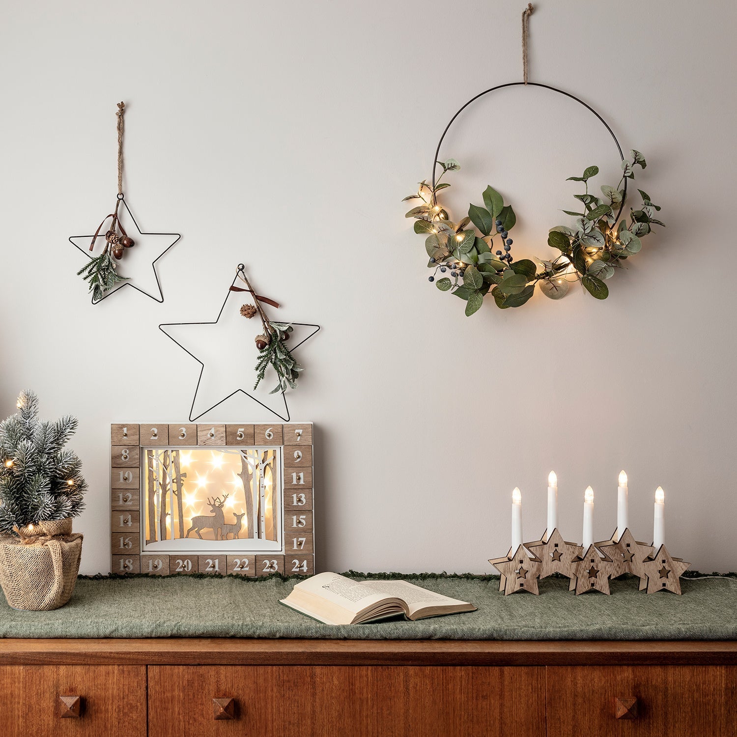 D-WR1903_Half-Wire-Wreath-with-Micro-Lights-Drawers_P3.jpg