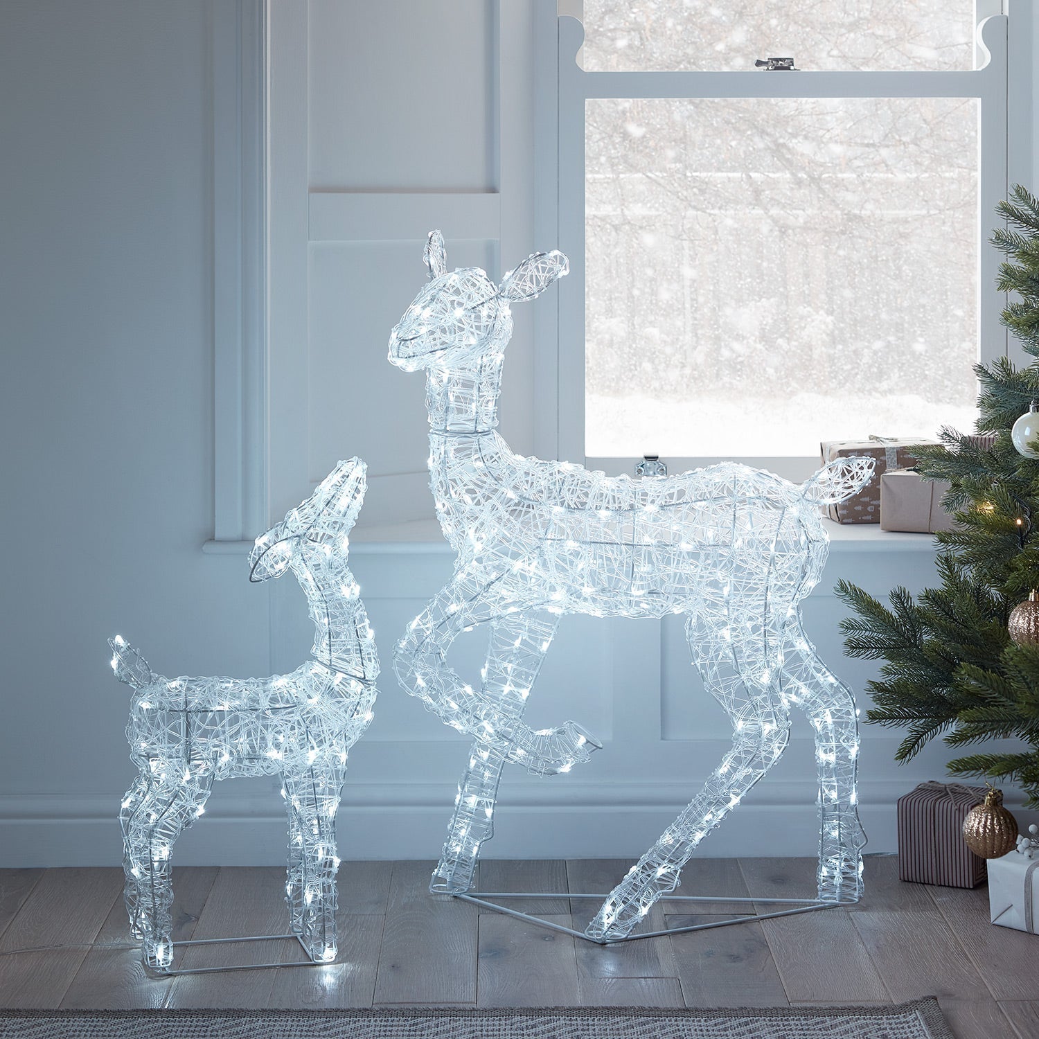 XX2002_Swinsty-Doe-_-Fawn-Acrylic-Light-Up-Reindeer_2.jpg