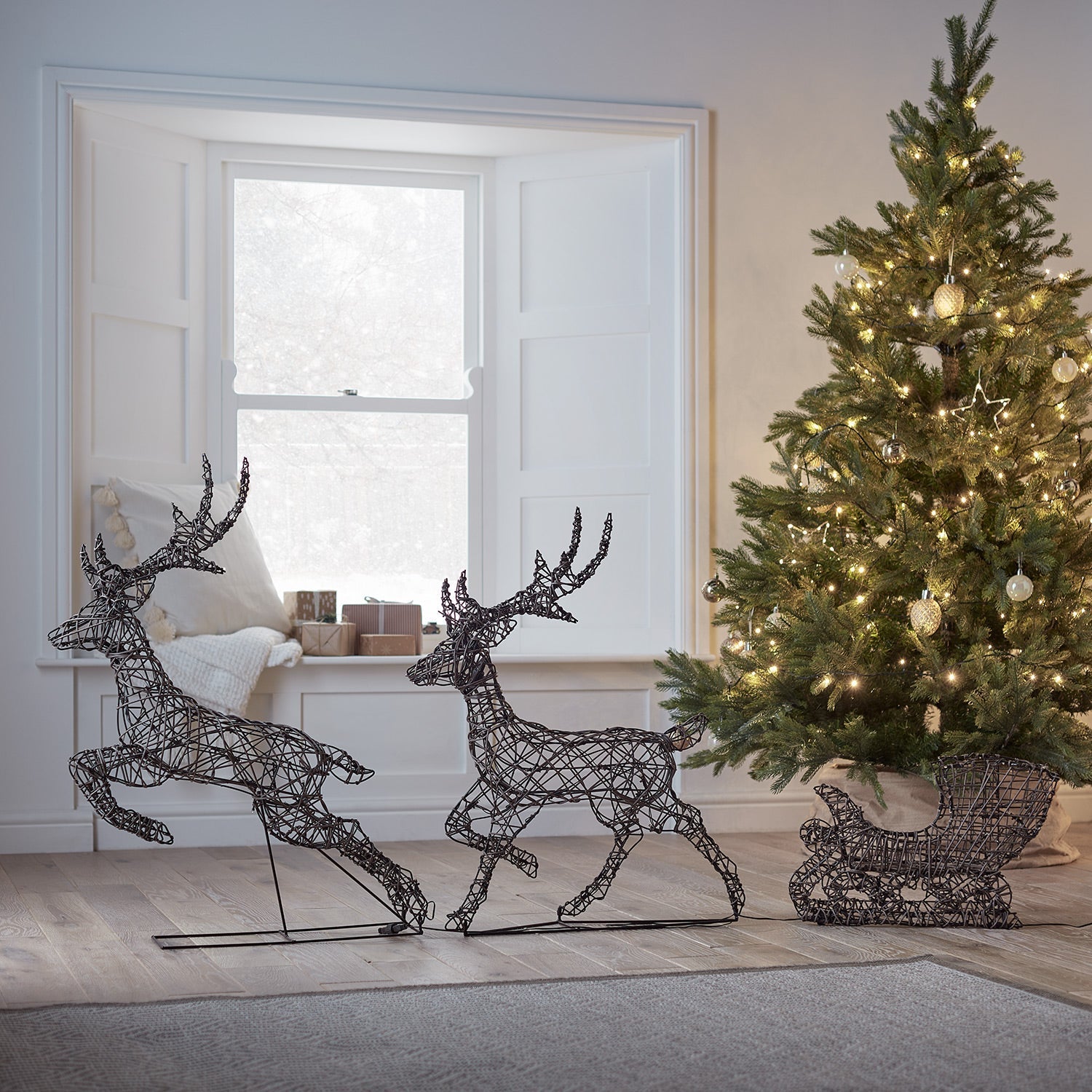 XX2204_Studley-Light-Up-Reindeer-_-Sleigh-Indoor-Off.jpg