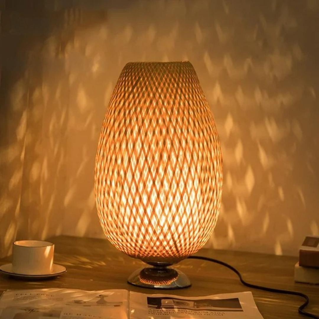 Lámpara de mesa con pantalla tejida de bambú natural