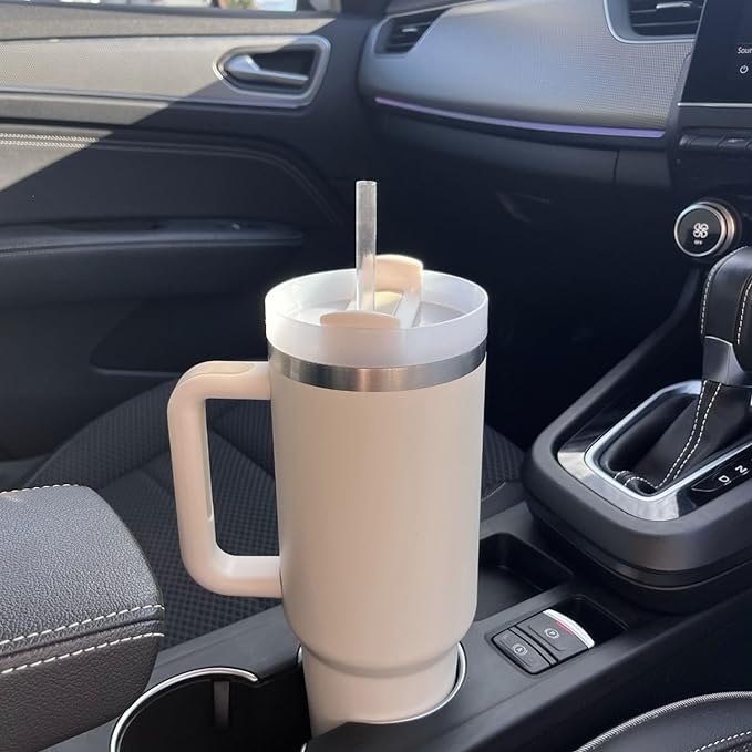 Mug de voyage en acier inoxydable isolé