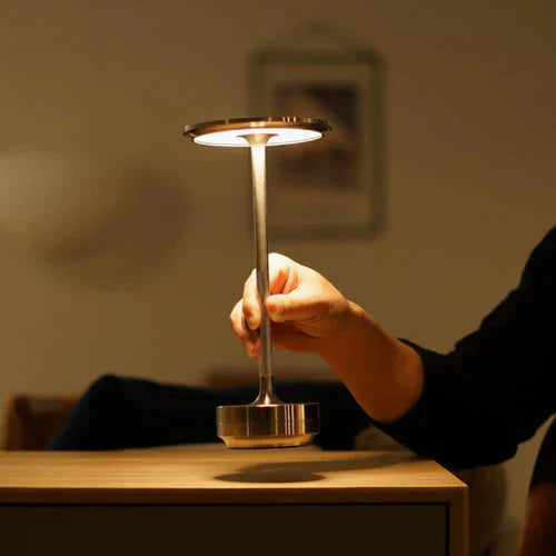 Lámpara de mesa de metal dorado con luz LED inalámbrica