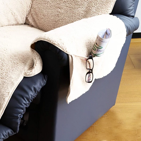 Housse de canapé en peluche avec poches de rangement latérales