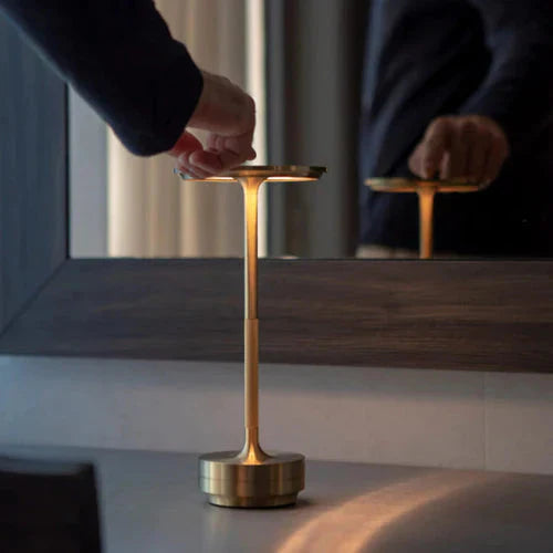 Lámpara de mesa de metal dorado con luz LED inalámbrica