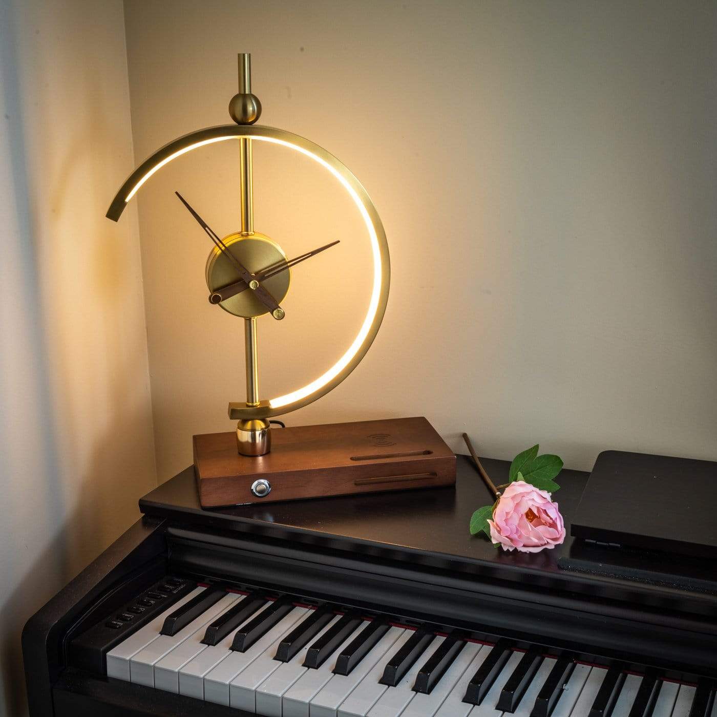 Lámpara de escritorio LED Reloj Carga inalámbrica Madera