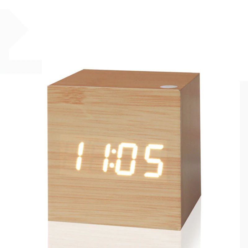 Reloj Digital en Cubo con Diseño Moderno de Madera