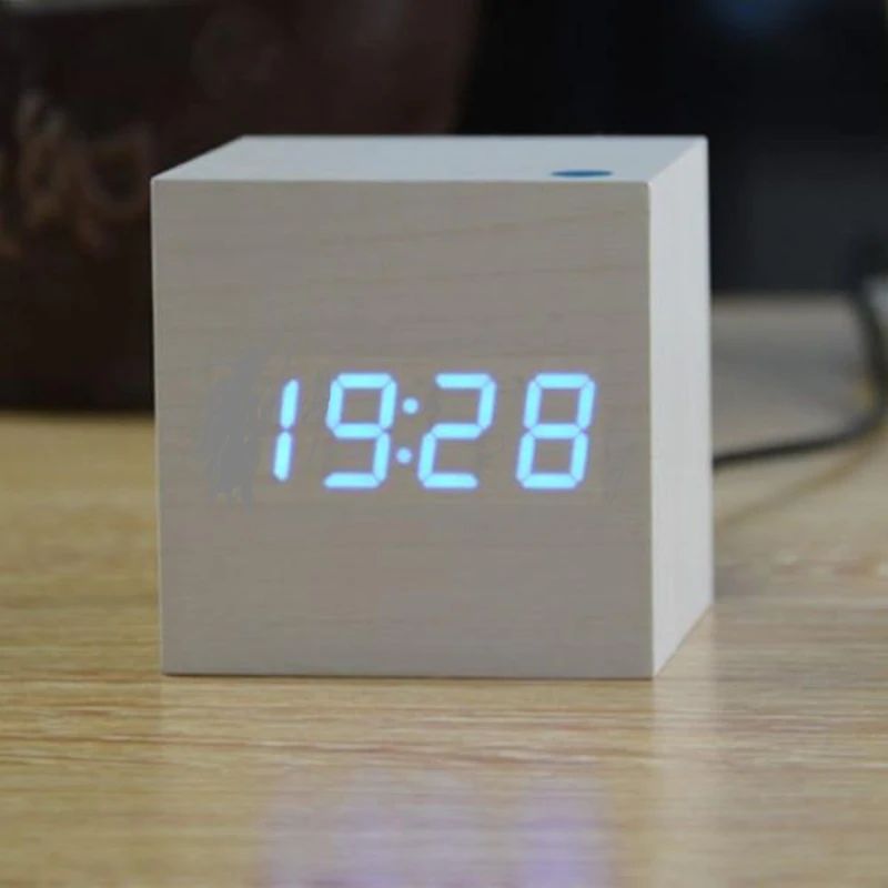 Reloj Digital en Cubo con Diseño Moderno de Madera
