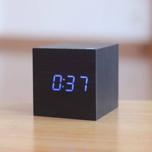 Reloj Digital en Cubo con Diseño Moderno de Madera