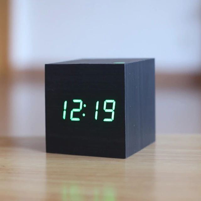 Reloj Digital en Cubo con Diseño Moderno de Madera