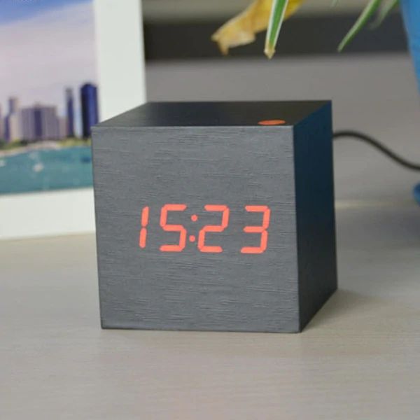 Reloj Digital en Cubo con Diseño Moderno de Madera