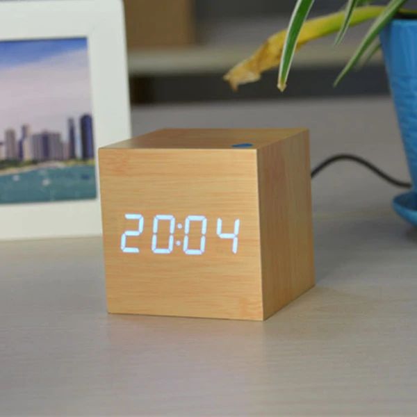 Reloj Digital en Cubo con Diseño Moderno de Madera