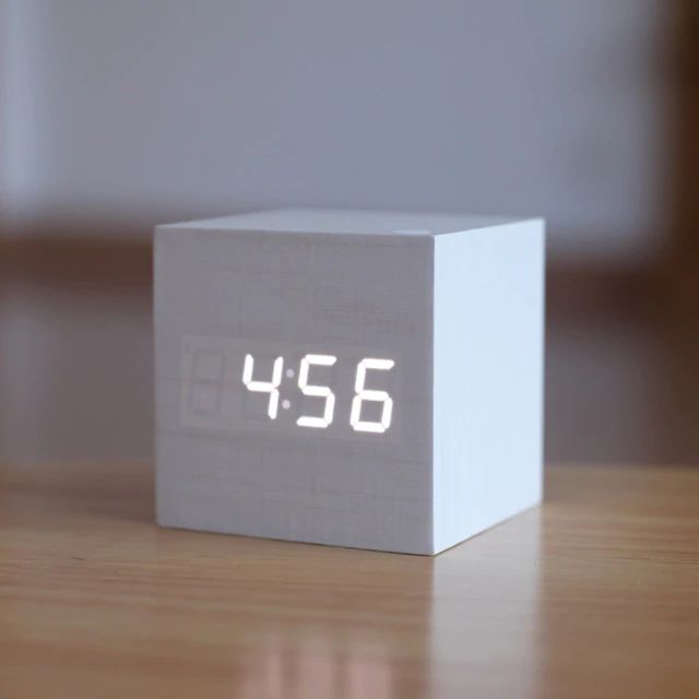 Reloj Digital en Cubo con Diseño Moderno de Madera