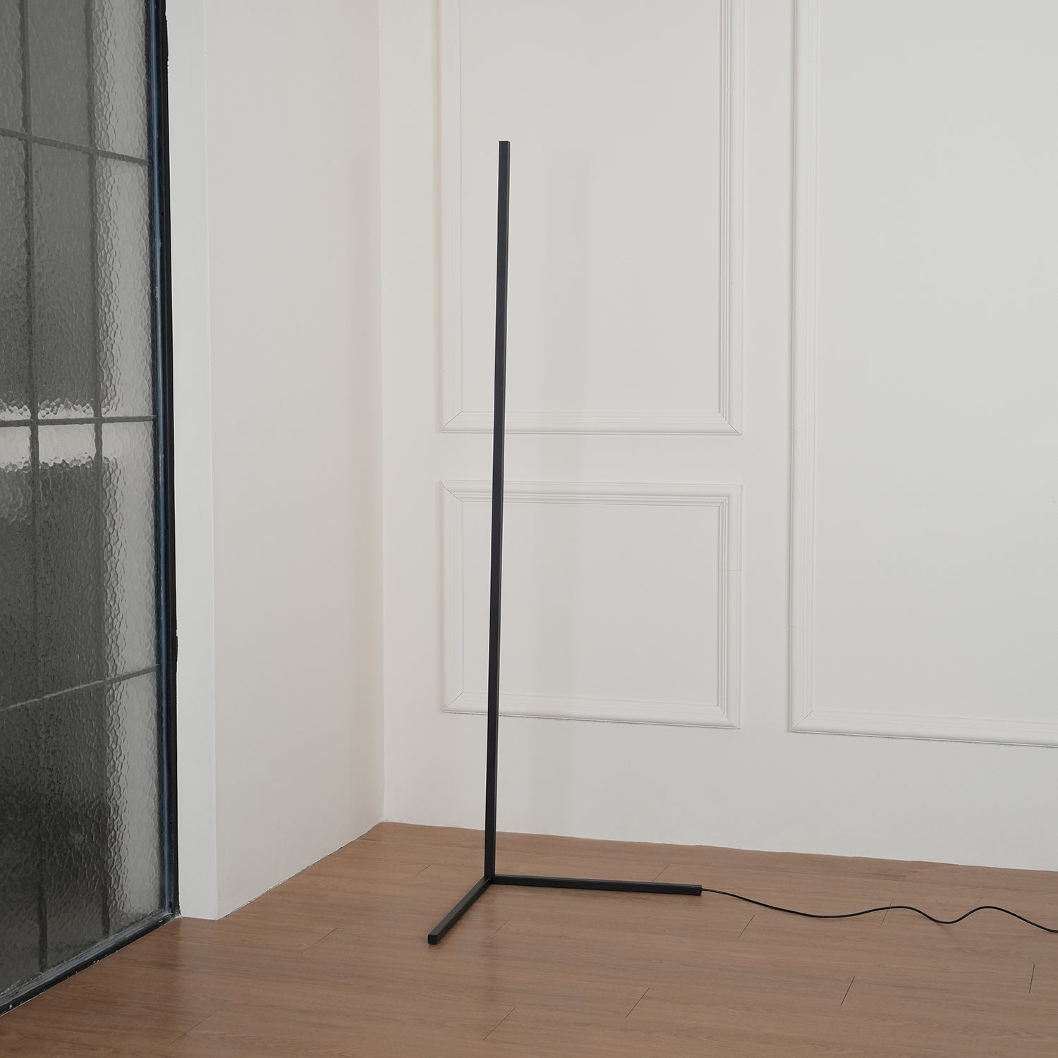 sleek-adjustable-led-floor-lam-12-o2272v