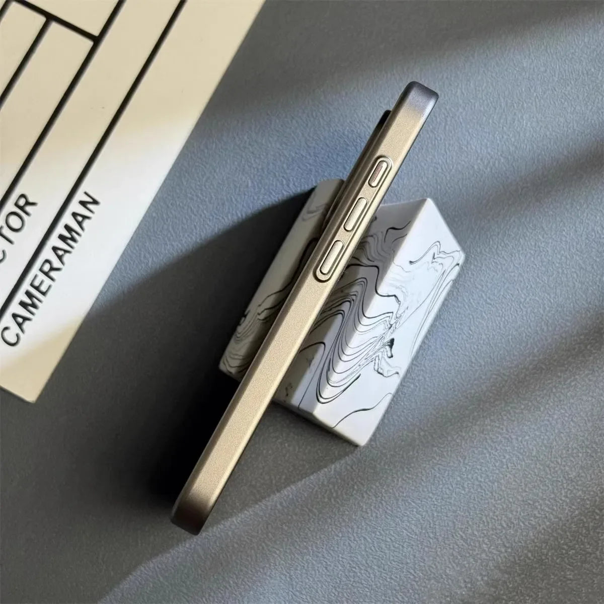 Coque de téléphone fine antichoc à nervures mate