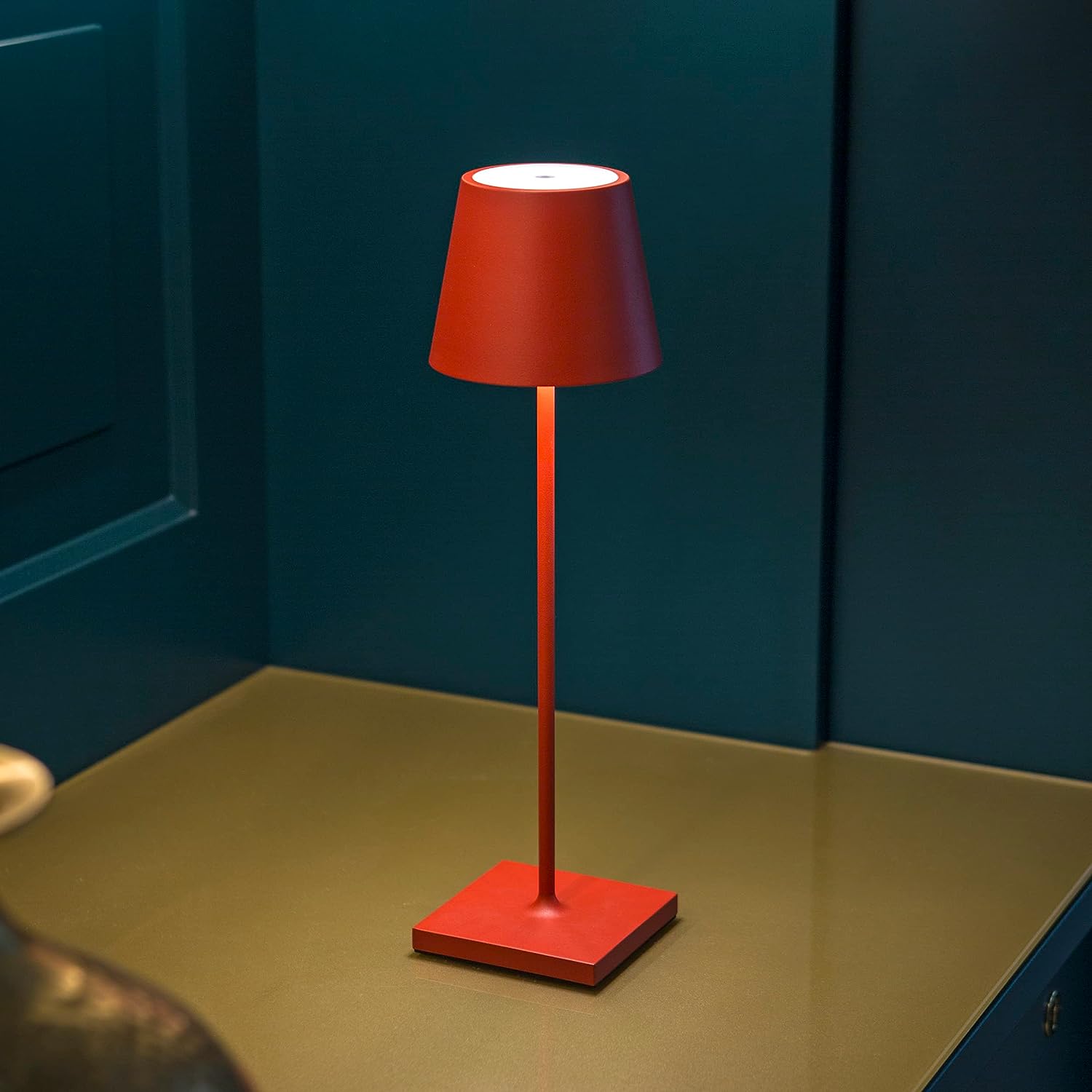 Nowoczesna aluminiowa lampa stołowa LED