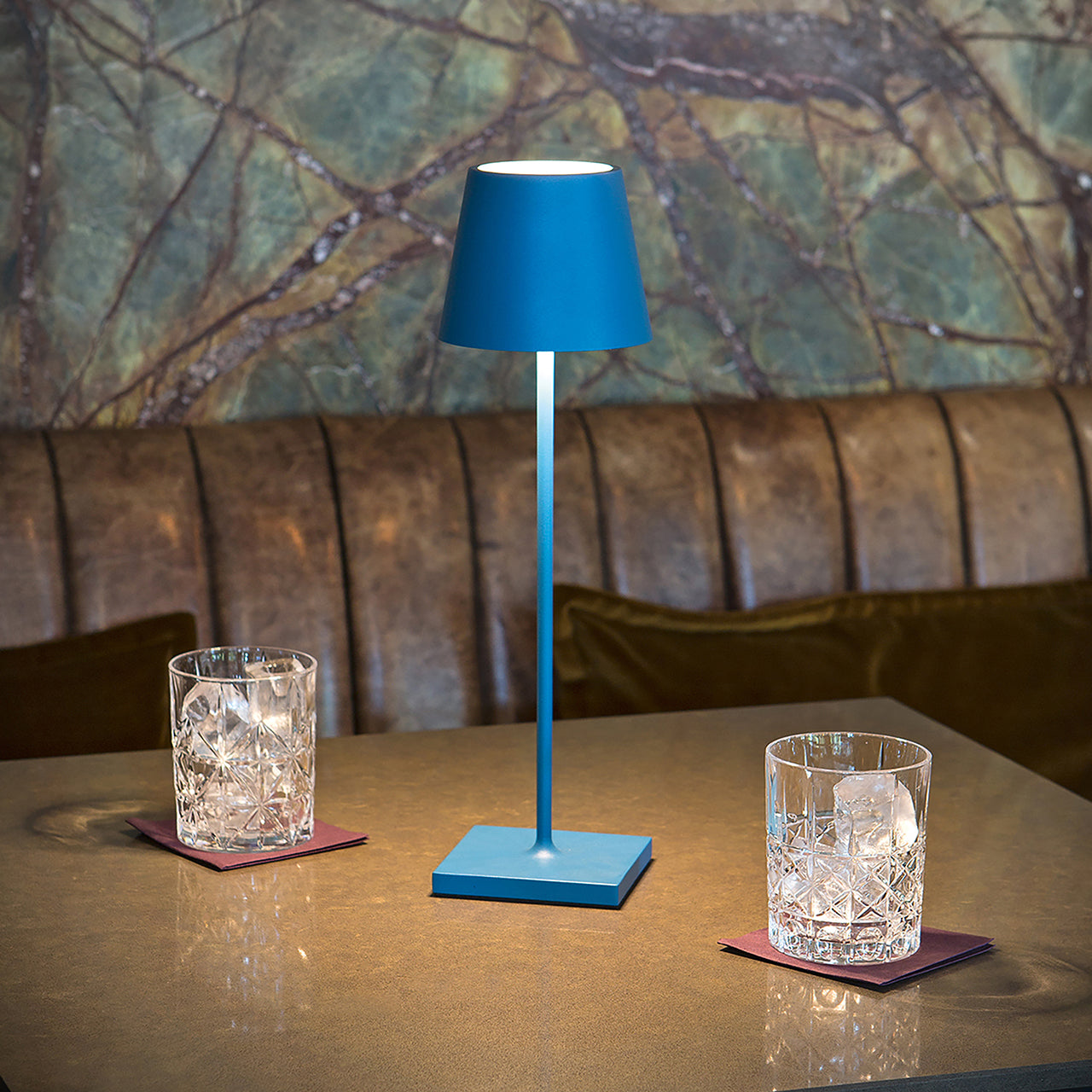 Nowoczesna aluminiowa lampa stołowa LED