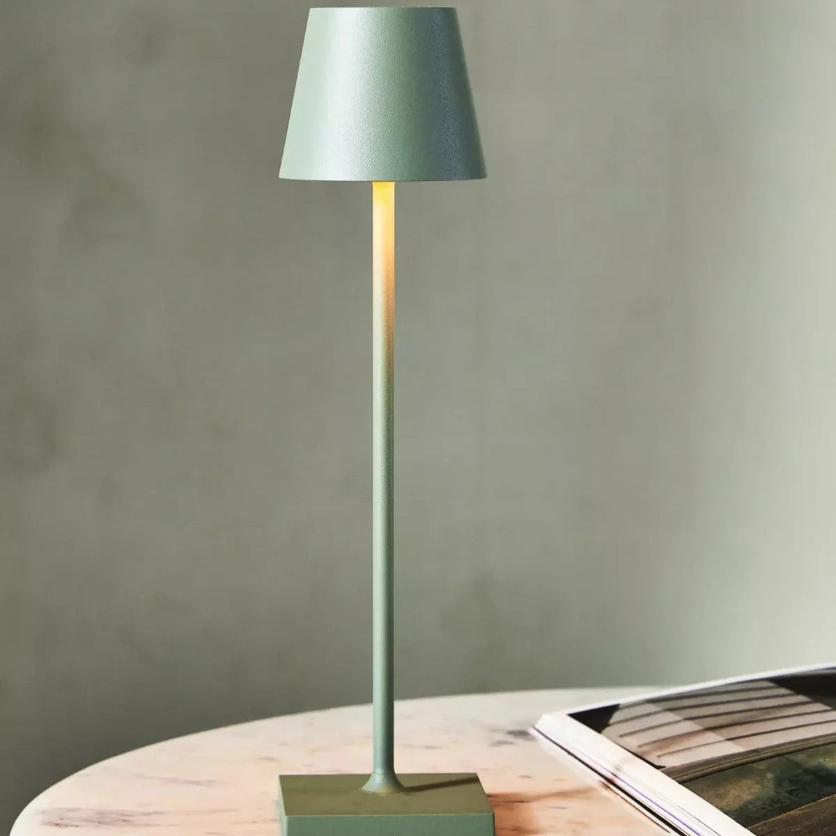 Nowoczesna aluminiowa lampa stołowa LED