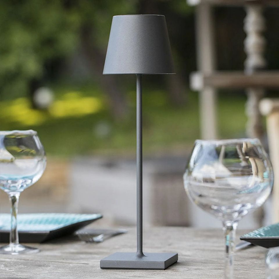 Nowoczesna aluminiowa lampa stołowa LED