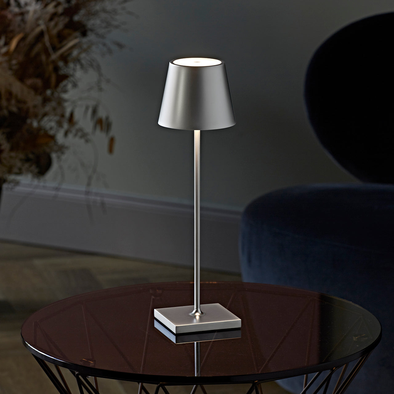 Nowoczesna aluminiowa lampa stołowa LED