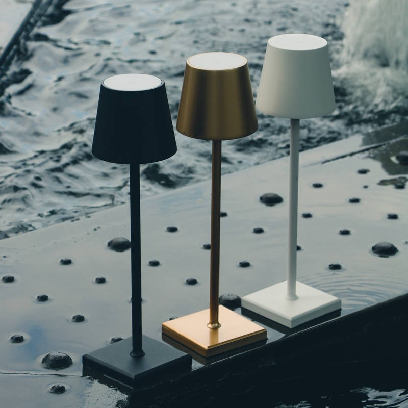 Nowoczesna aluminiowa lampa stołowa LED