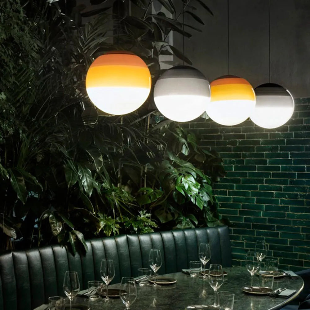 Lampa wisząca z kolorową szklaną kulą