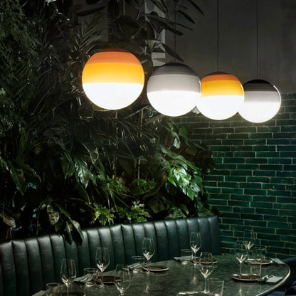 Lampa wisząca z kolorową szklaną kulą