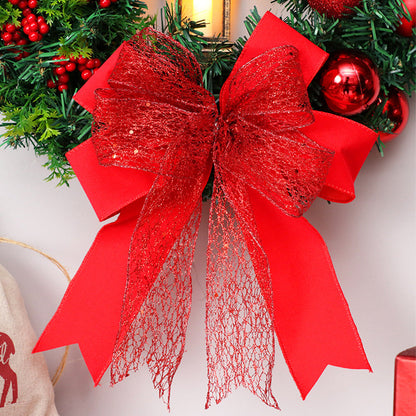 Weihnachtskranz mit LED-Lichtern und Schleife