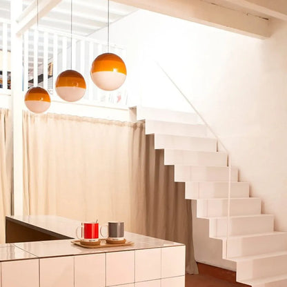 Lampa wisząca z kolorową szklaną kulą