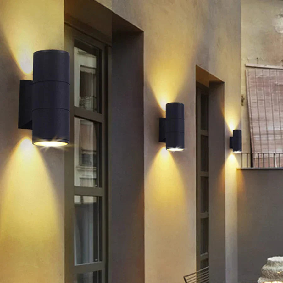 Aplique de pared para exterior con acabado en aluminio negro