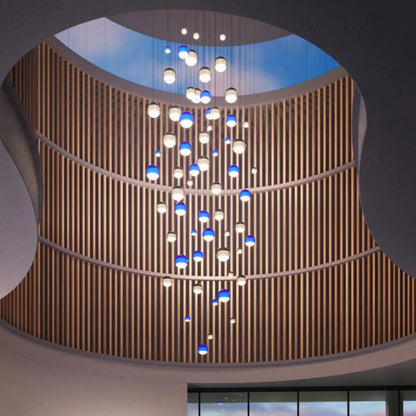 Lampa wisząca z kolorową szklaną kulą