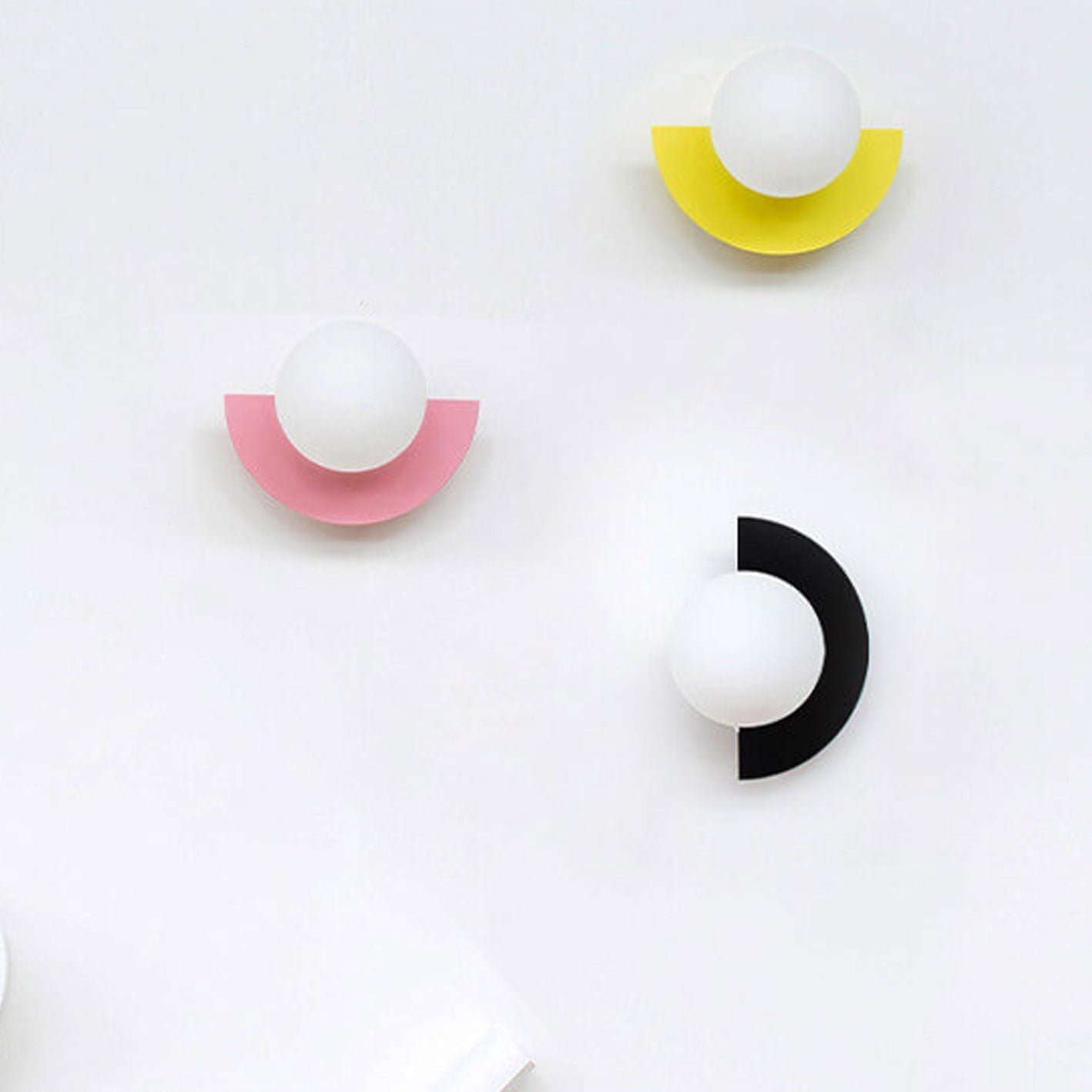 Applique murale à globe en verre avec base colorée